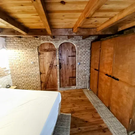 La Casita De Piedra Navaluenga