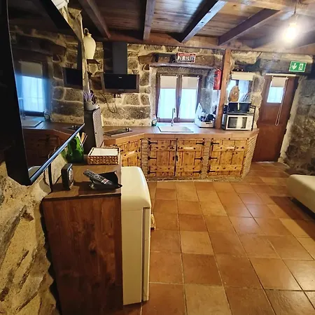 La Casita De Piedra * Navaluenga