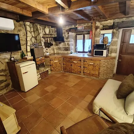 La Casita De Piedra * Navaluenga